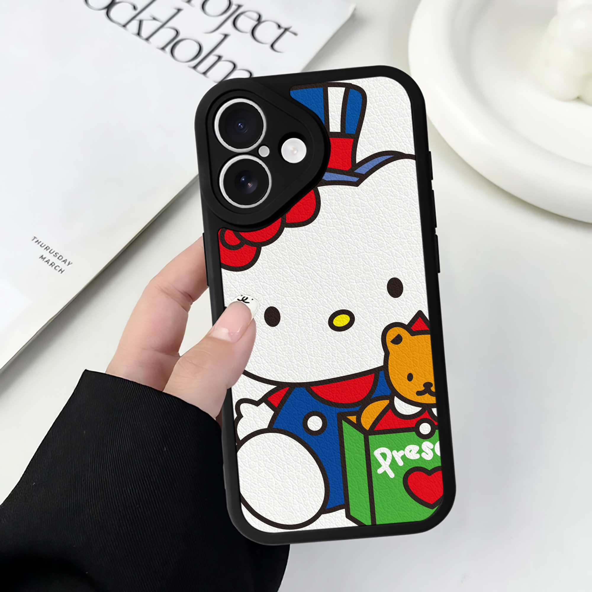 （画像用） Hello Kitty ハローキティ 【iPhone 16シリーズ対応】シリコンスマホケース（レザー調） 材質：シリコン